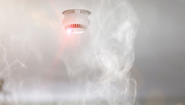 Detector de fumaça em ensaio de comissionamento